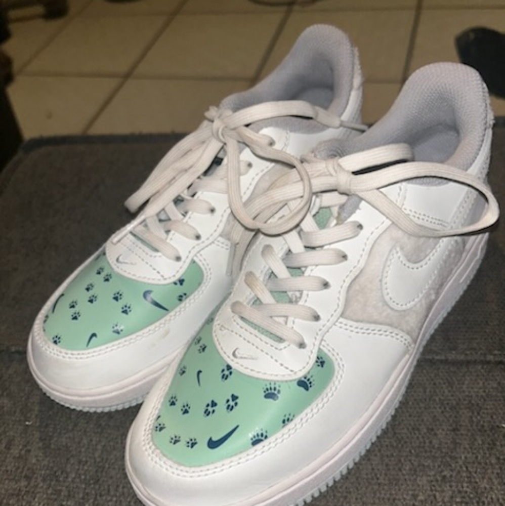 Nike White and Light Green Patterned Sneakers